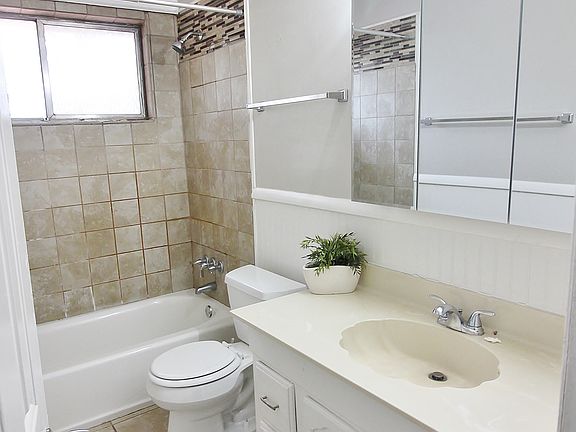 5th image of 4907 Highlake Dr