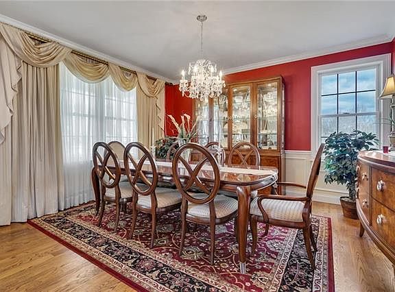5th image of 19 Wyndham Ln