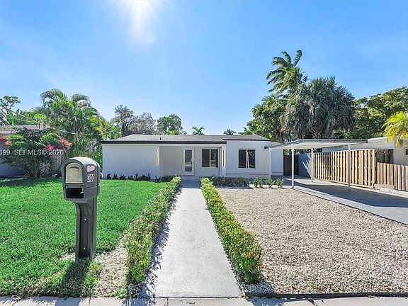 4th image of 300 SW 11th Ct