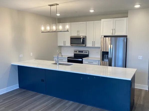 854 Lee St #212, Des Plaines, IL 60016