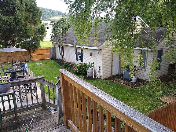 DeratGarage on right of pool