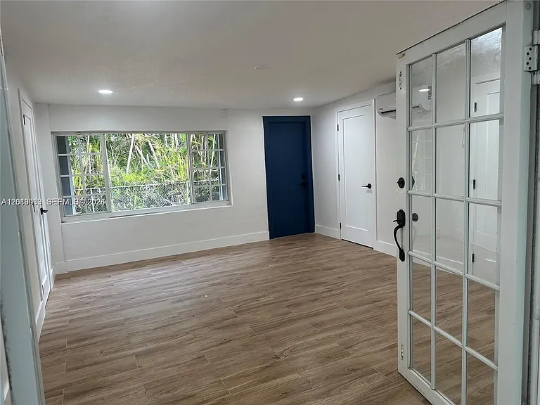 517 Navarre Ave — Photo 7