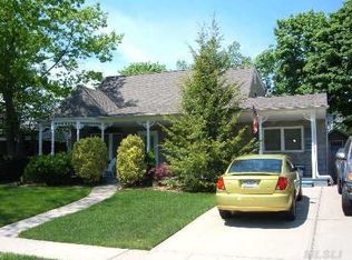 32 Violet Ln, Levittown, NY 11756