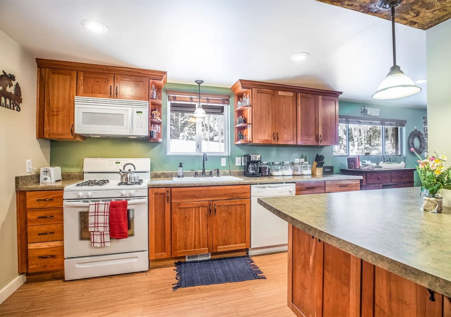 Silver Fork Mountain Retreat- Mins to Ski Resorts! — Photo 3