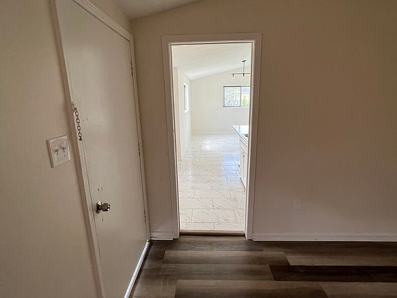 4th image of 352 Bonnell Ave