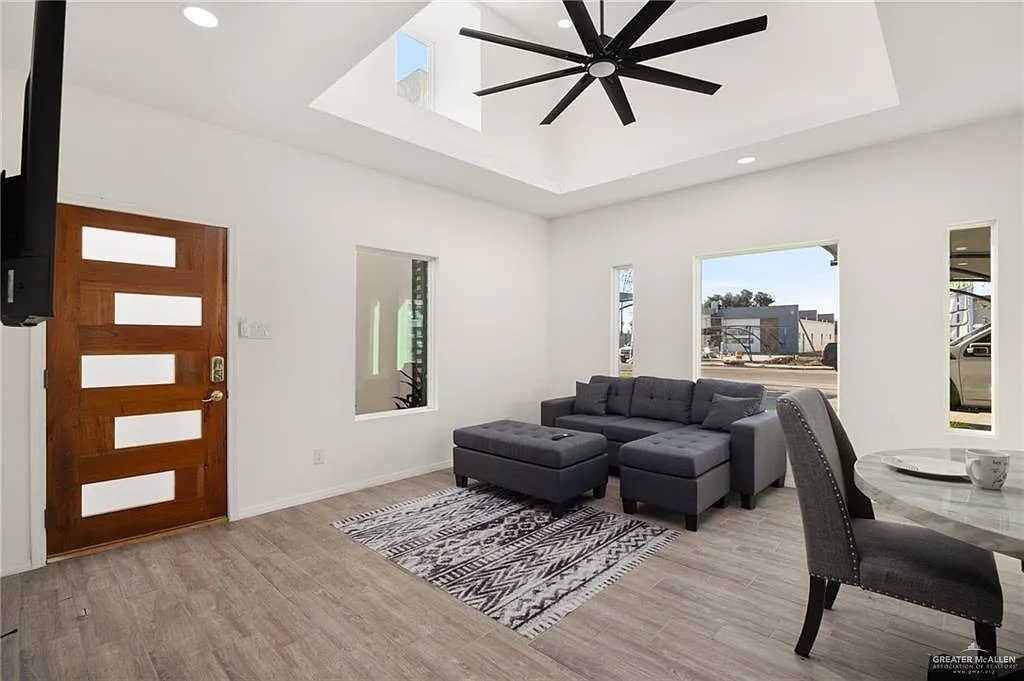 2 bed, 946 sqft, $1,250 — Photo 3