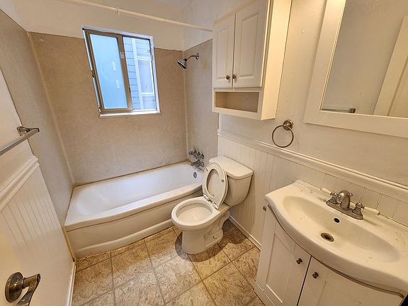 3rd image of 5227-5233 Brooklyn Ave NE #5227-2