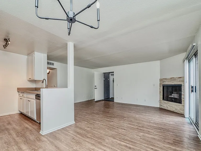 15111 Burbank Blvd — Photo 10
