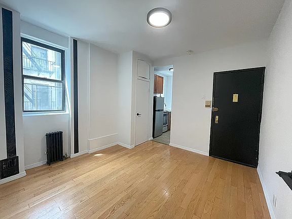 4th image of 306 E 6th St APT 6