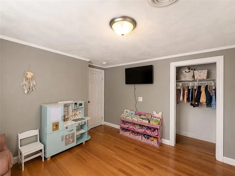 31 Foster St — Photo 5