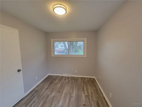 4th image of 402 Birchwood Blvd