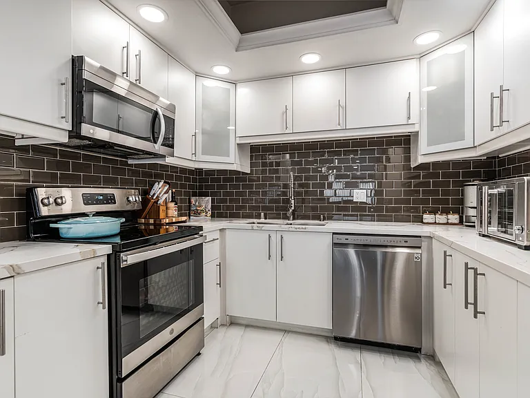 321 S San Vicente Blvd #903 — Photo 11