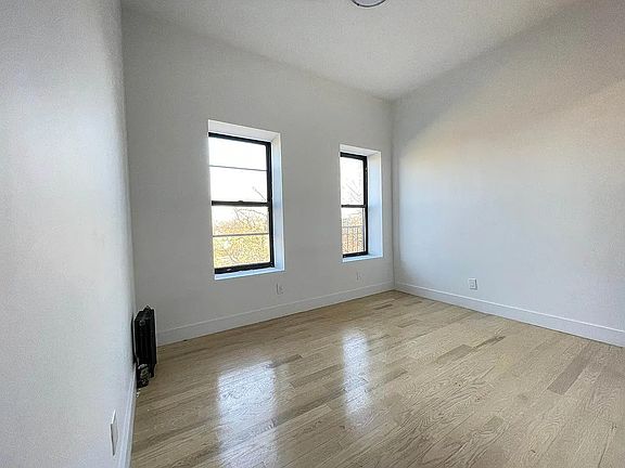 4th image of 992 Park Pl #3A
