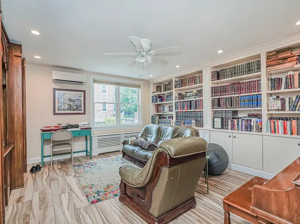 33 Manhattan Court image 13 of 32