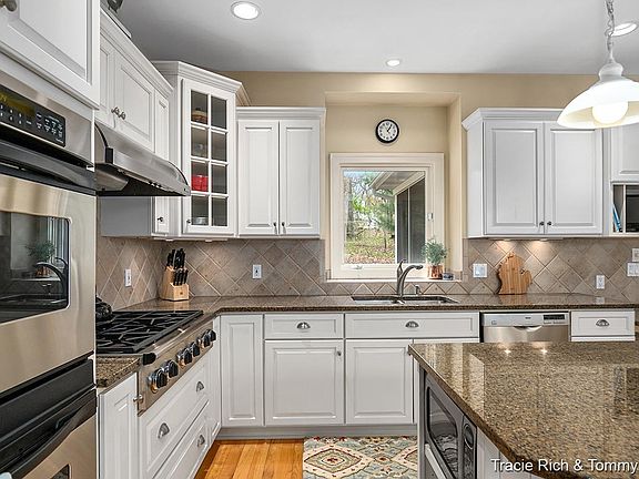 4th image of 7012 Greywall Ct NE