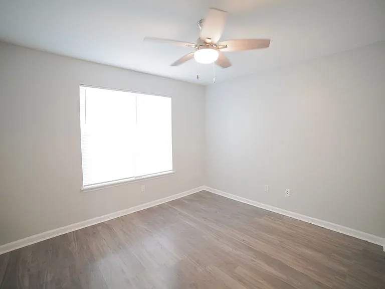 1060 Kingdom Dr — Photo 10