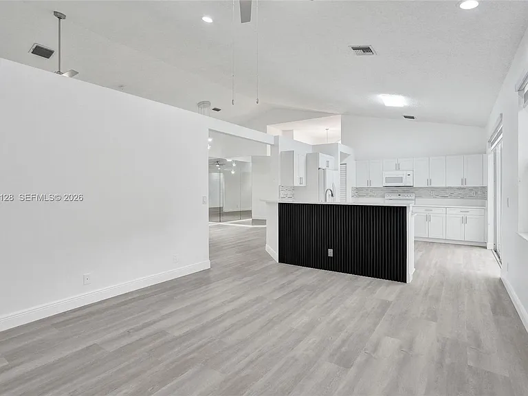 6931 NW 34th St — Photo 14