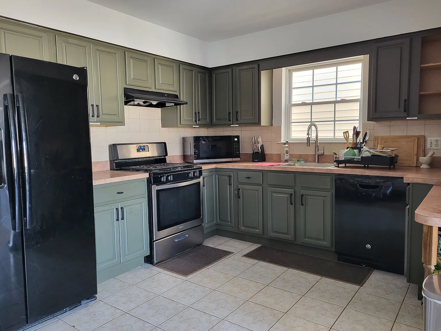3 bed, 2440 sqft, $1,050 — Photo 4
