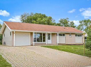 260 Flagstaff Ln, Hoffman Estates, IL 60169