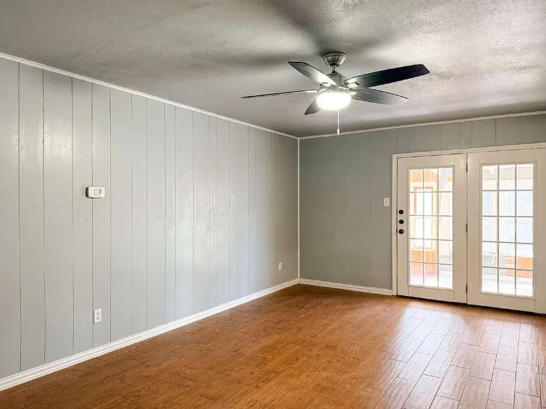 604 Mesquite Ave — Photo 2
