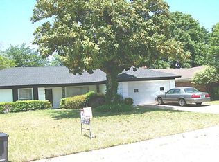 900 Raintree Rd, Fort Worth, TX 76103