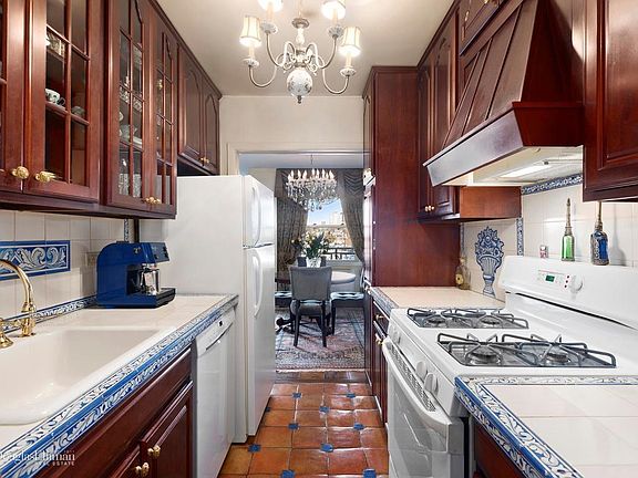 3rd image of 420 E 72nd St APT 12K