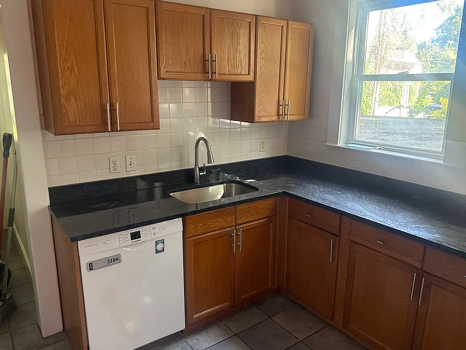 140 Brooks St #1