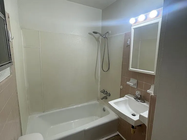 2412B Airport Dr — Photo 9