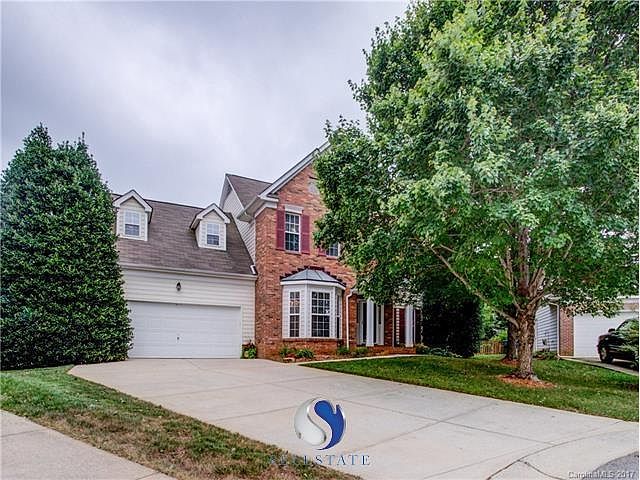 Cul-De-Sac Lot you'll want to call HOME! Walk to neighborhood amenities, a wine bar, shops, and restaurants, all close by and easy to access!
