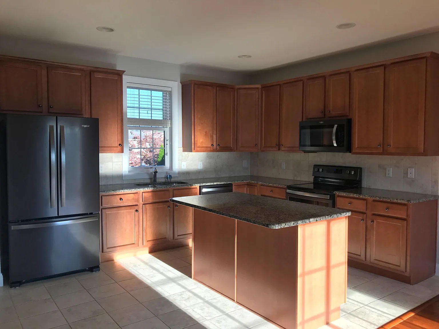 3 bed, 3.5 bath, 2000 sqft, $2,600 — Photo 2
