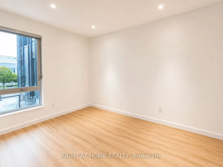 741 King St W #101 — Photo 11