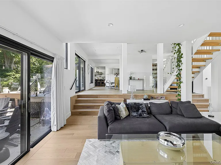 112 Huntington Rd — Photo 4