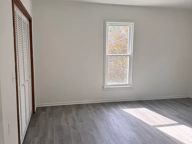 912 W 9th St — Photo 20