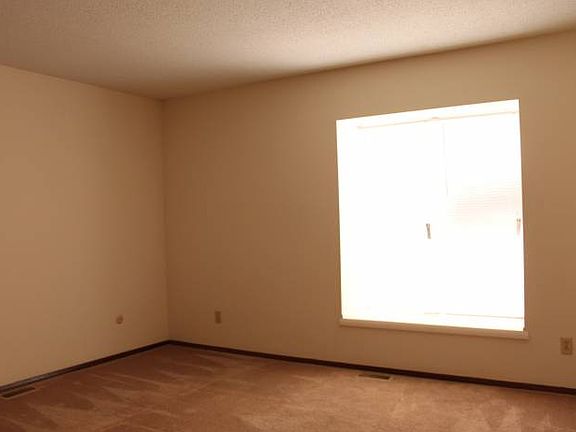bedroom w bay window
