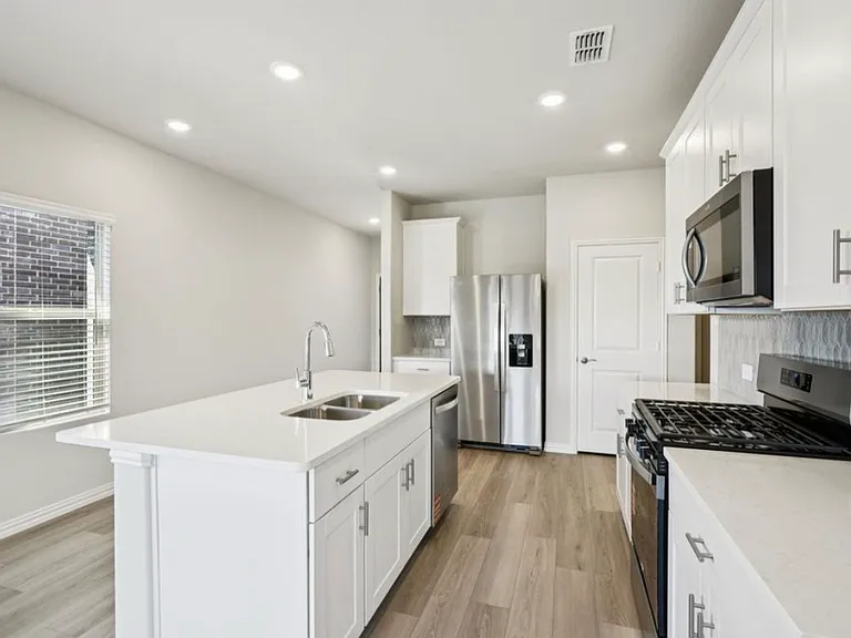 808 Leavenworth Dr — Photo 5