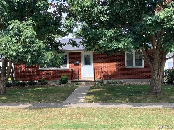 929 N 4th St, Breese, IL 62230