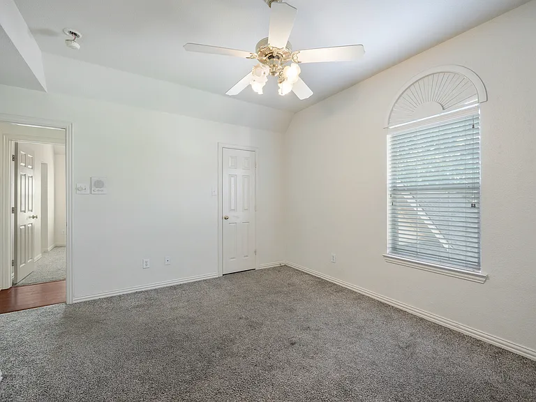 8708 Brook Hollow Dr — Photo 10