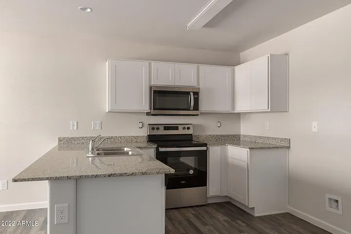 3 bed, 1012 sqft, $1,499 — Photo 3