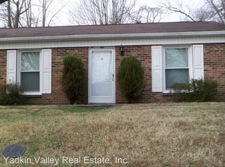 1911 Cardinal Dr, Mount Airy, NC 27030