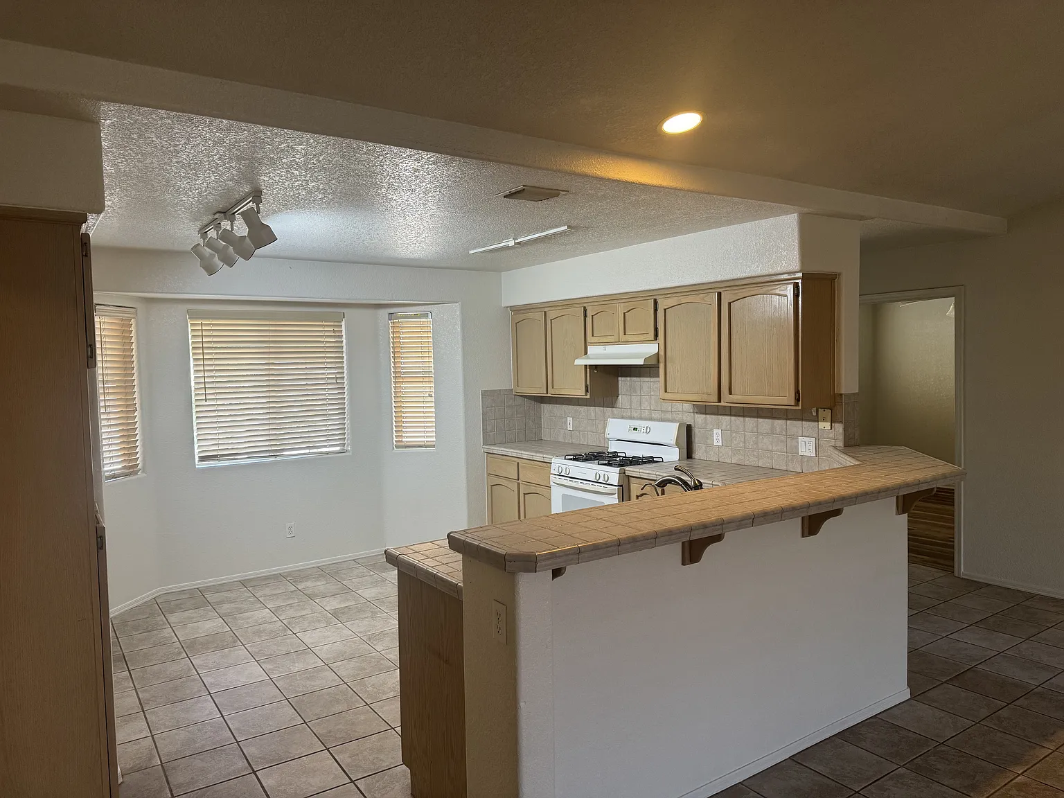 3 bed, 1700 sqft, $1,900 — Photo 2