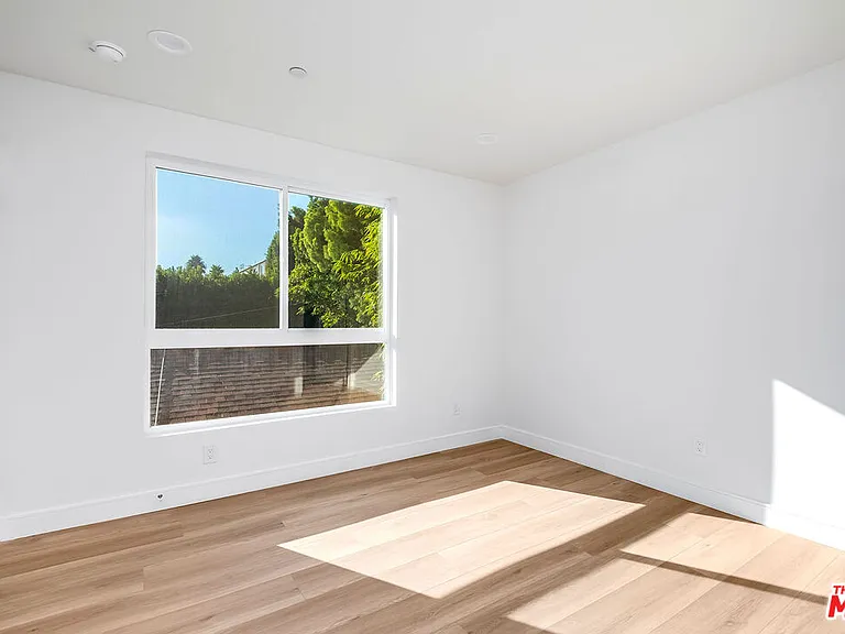 10801 Kling St — Photo 22