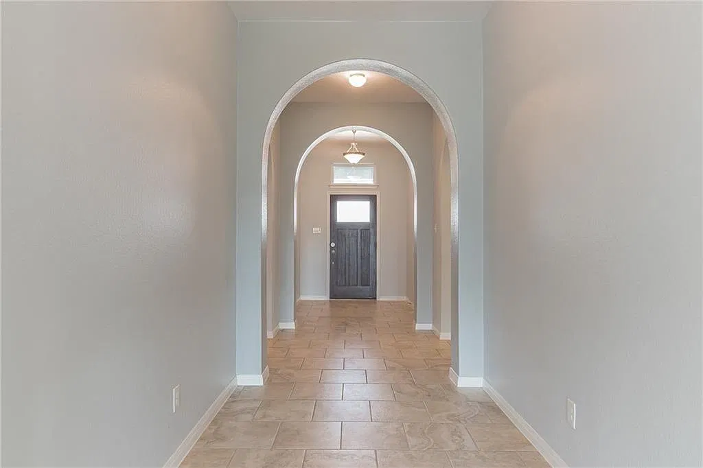 4 bed, 2.0 bath, 2061 sqft, $2,350 — Photo 2