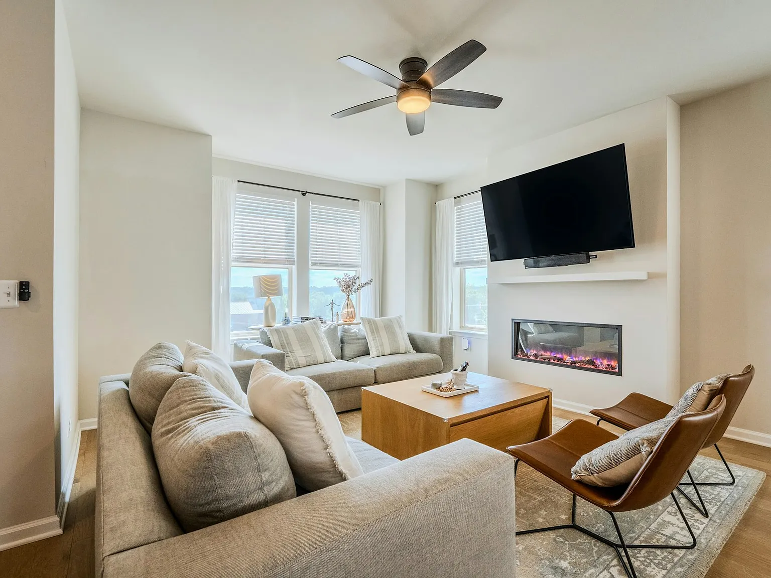 3 bed, 1966 sqft, $3,400 — Photo 2