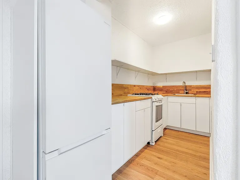 St. Regis Apartments — Photo 20