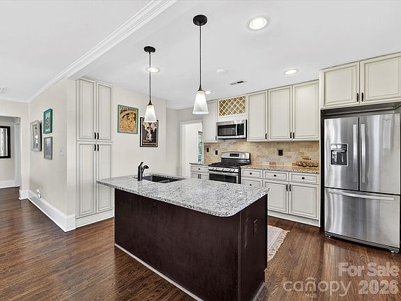 4th image of 3016 Hanson Dr