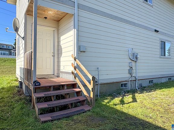 2nd image of 619 E Lauridsen Blvd