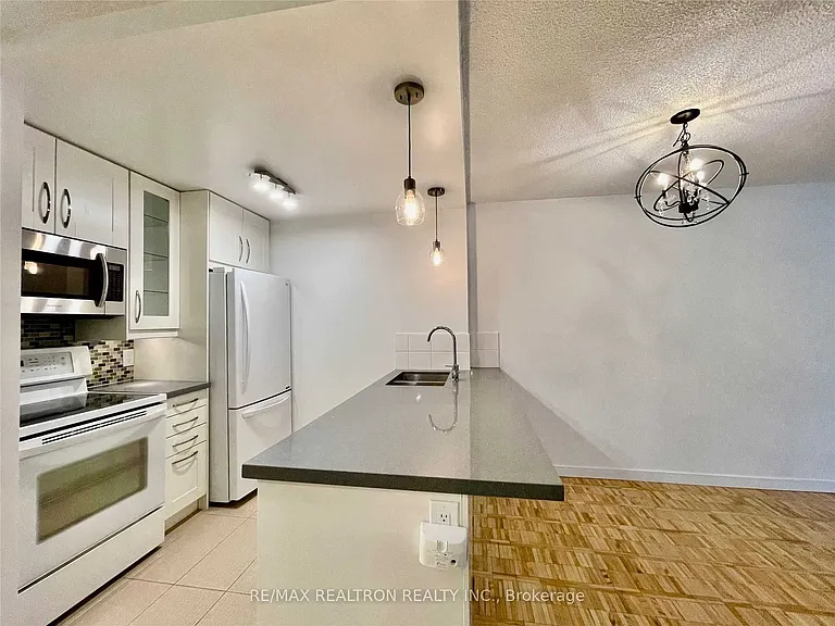 22 Shallmar Blvd #206 — Photo 8