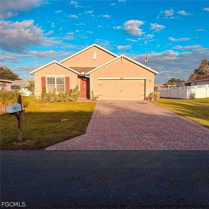 4 bed, 2.0 bath, 1828 sqft, $2,600 — Photo 1