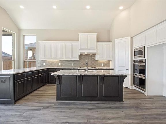 3rd image of 1816 Silverton Dr