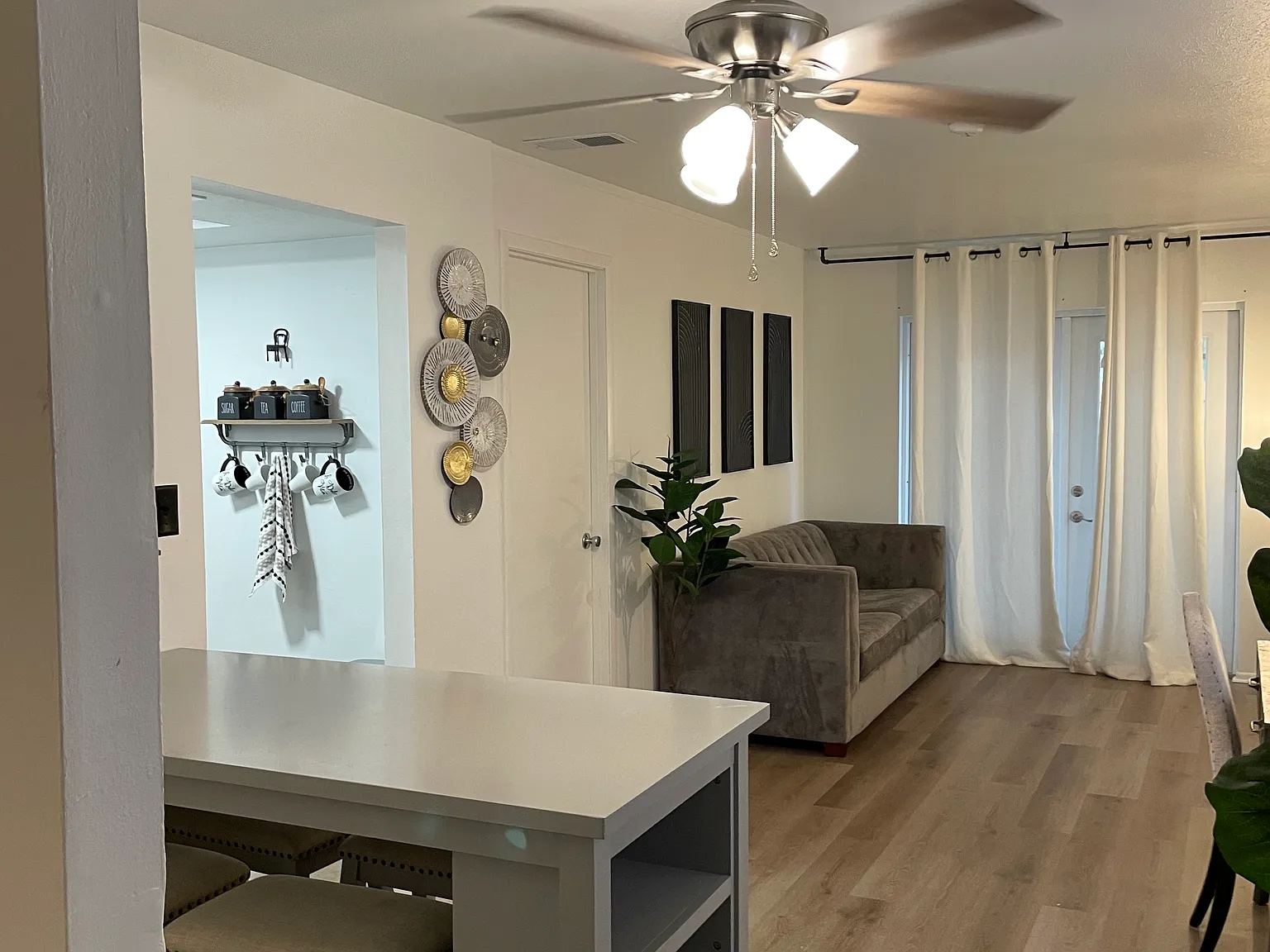 2 bed, 860 sqft, $1,999 — Photo 2